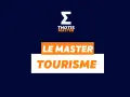 Le logo "THOTIS MASTER" avec un sigma stylisé, suivi de "LE MASTER TOURISME". Idéal pour un master tourisme à distance.