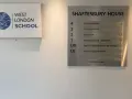 Panneau de la **London School of English** et indication des bureaux de Shaftesbury House, incluant "The Little Honey Bees".