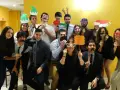 Des étudiants de l'université des îles Baléares s'amusent avec des accessoires photo festifs.