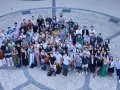 Un grand groupe d'étudiants pose pour une photo de classe. Ils sont tous souriants et semblent heureux d'être là, peut-être après avoir remporté un prix pour l'ESSEC Singapour.