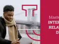 Un jeune homme étudie sur sa tablette, prêt à commencer son master relations internationales à distance.
