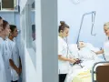 Étudiantes en formation à une école d'infirmière en Belgique. Elles apprennent les gestes de soins sur un mannequin.