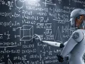 Un robot enseigne le master intelligence artificielle à distance, pointant des équations complexes sur un tableau noir.