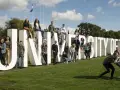 Un groupe d'étudiants pose joyeusement devant les lettres géantes "UNIVERSITY OF TWENTE".