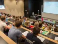 Amphithéâtre d'une école vétérinaire, étudiants attentifs. Le prix de l'école vétérinaire Rouen est un investissement pour l'avenir.