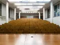 Amphithéâtre vide à l'Universitatea de Vest din Timișoara, prêt pour les étudiants.