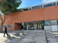 Étudiants se promenant devant le bâtiment de la faculté de sciences économiques de l'université d'Alicante.