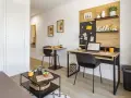 Un bureau et une table pour manger dans un studio moderne, idéal pour vivre en Nouvelle-Zélande.