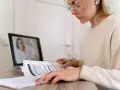 Étudiante en master de psychologie à distance, elle suit un cours en ligne.