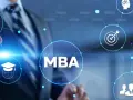 Un homme d'affaires interagit avec un réseau d'icônes représentant la réussite, la croissance et l'éducation, symbolisant les programmes MBA en ligne.