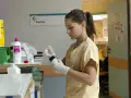 Une étudiante en soins infirmiers à l'école d'infirmière Bruxelles prépare un médicament.