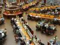 Vue d'ensemble d'une grande bibliothèque où des étudiants travaillent sur leurs ordinateurs portables. Le coût de la vie en Écosse, notamment pour les études, est un sujet de préoccupation.