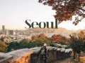 Vue panoramique de Séoul, Corée du Sud, à l'automne. Une étudiante admire le paysage urbain, peut-être en route pour la Korea University Business School.