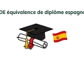 Diplôme d'infirmière en Espagne : toque de diplômé, parchemin et drapeau espagnol.