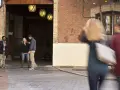 Des étudiants discutent dans une cour d'une vieille bâtisse, un lieu qui pourrait être un master à Madrid.