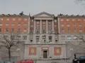 Bâtiment en brique avec des colonnes, des fenêtres et un toit mansardé. Le nom "CEU San Pablo" est visible sur la façade.