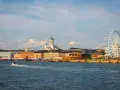 Vue d'Helsinki avec sa cathédrale et sa grande roue. Le coût de la vie en Finlande peut sembler élevé, mais la qualité de vie est exceptionnelle.