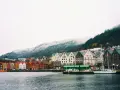Vue du port de Bergen, Norvège, avec ses maisons colorées et ses montagnes enneigées. Un aperçu du coût de la vie en Norvège.