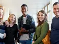 Groupe d'étudiants souriants, prêts à devenir des experts en marketing à distance.