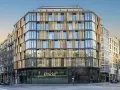 Bâtiment moderne de eada business school à Barcelone, avec sa façade en verre et bois.