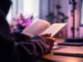 Étudiant en psychologie dans une école privée en France, absorbé par la lecture d'un livre.