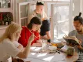Des étudiants travaillent ensemble dans une bibliothèque de **community college USA**.