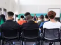 Des étudiants écoutent un conférencier, peut-être lors d'un événement sur le prix de l'université de New York.