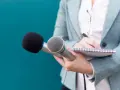 Journaliste en herbe, en pleine formation journaliste à distance, prend des notes avec un micro.