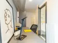 Bureau d'un logement étudiant à Cork, avec un tableau, une lampe, une chaise et une porte ouverte sur une salle de bain.