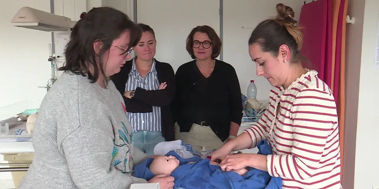 Des infirmières pédiatriques en formation observent et pratiquent les soins sur un poupon.