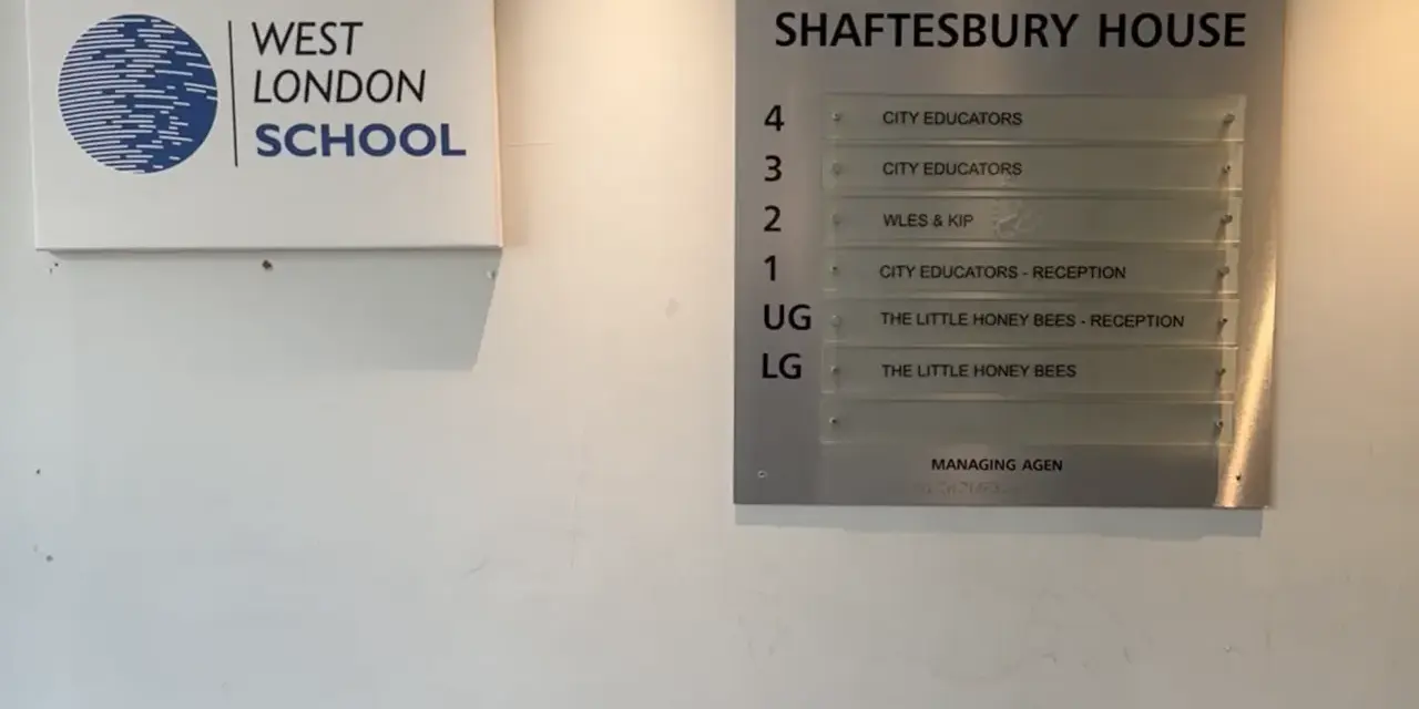 Panneau de la **London School of English** et indication des bureaux de Shaftesbury House, incluant "The Little Honey Bees".