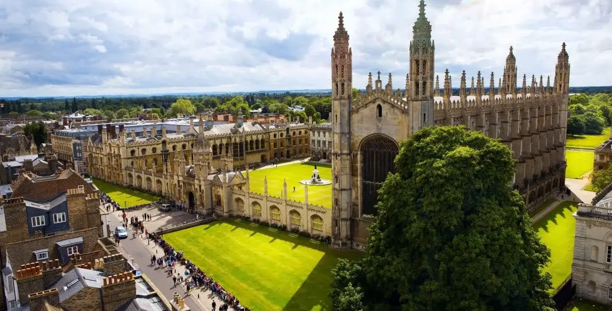 Vue aérienne de King's College, Cambridge, un exemple des universités en Angleterre qui acceptent les étrangers.