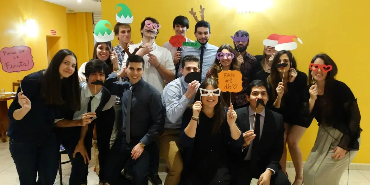 Des étudiants de l'université des îles Baléares s'amusent avec des accessoires photo festifs.