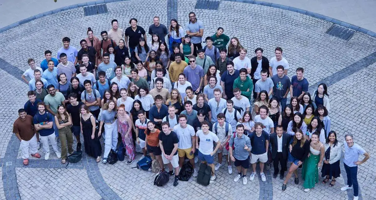 Un grand groupe d'étudiants pose pour une photo de classe. Ils sont tous souriants et semblent heureux d'être là, peut-être après avoir remporté un prix pour l'ESSEC Singapour.
