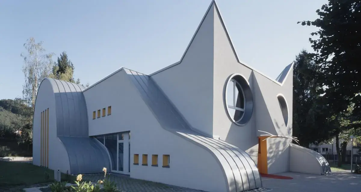 Bâtiment ludique en forme de chat, une école d'architecture privée aux formes originales.