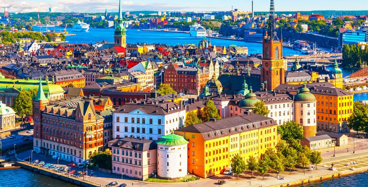 Vue panoramique de Stockholm, ses bâtiments colorés et ses églises. Un aperçu de la vie en Suède, où le coût de la vie est élevé mais la beauté est partout.