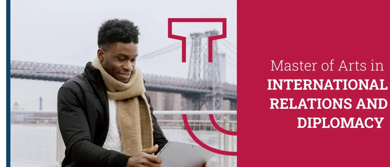Un jeune homme étudie sur sa tablette, prêt à commencer son master relations internationales à distance.