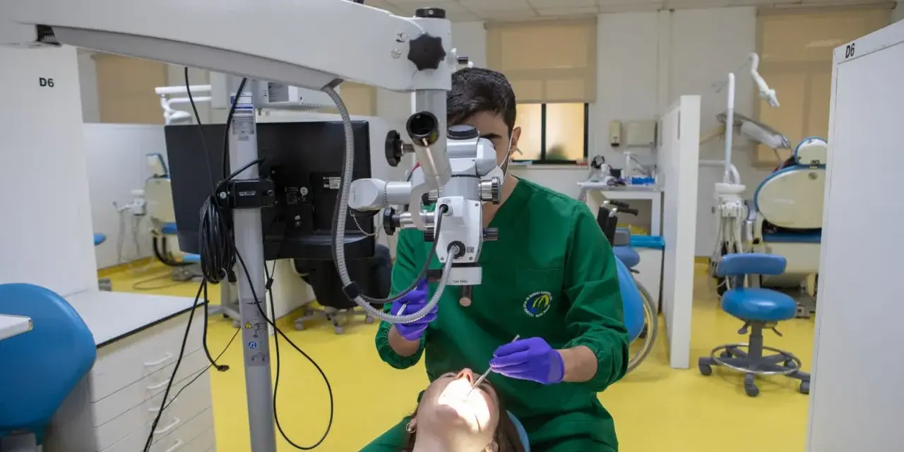 Un dentiste utilise un microscope dentaire à l'Egas Moniz de Lisbonne.