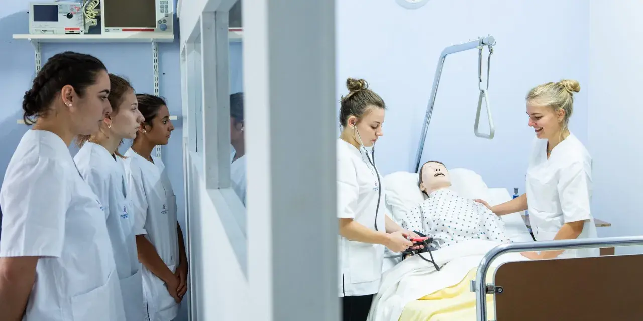 Étudiantes en formation à une école d'infirmière en Belgique. Elles apprennent les gestes de soins sur un mannequin.