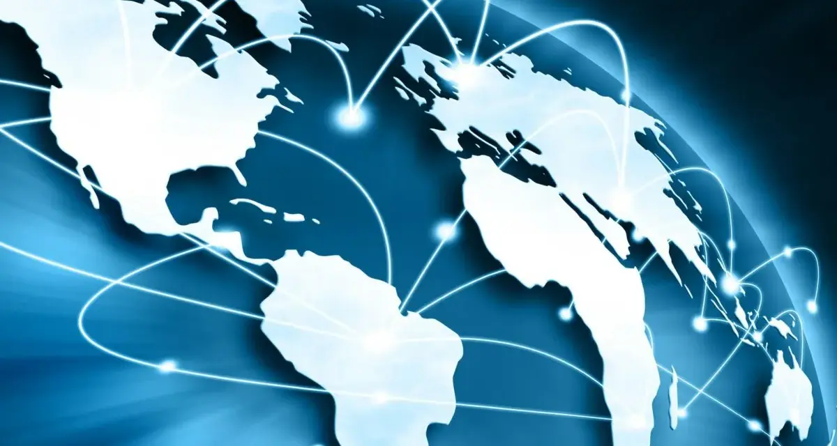 Carte du monde bleue avec des lignes lumineuses connectant les continents, symbolisant le commerce international et un futur doctorat.