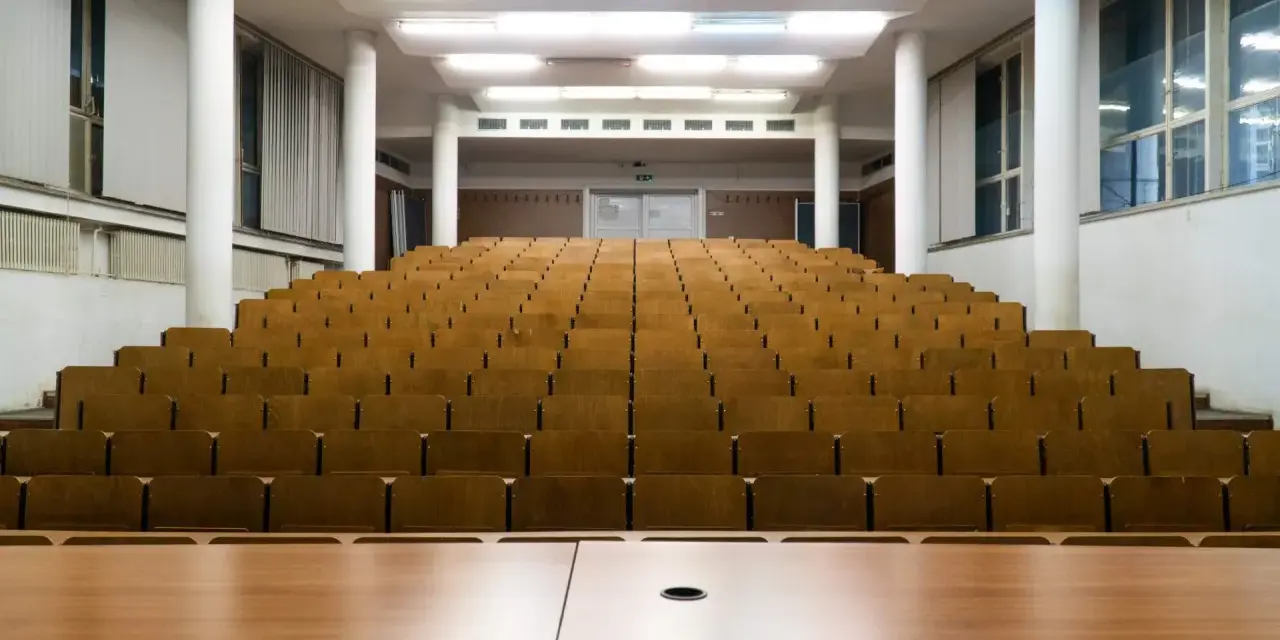 Amphithéâtre vide à l'Universitatea de Vest din Timișoara, prêt pour les étudiants.