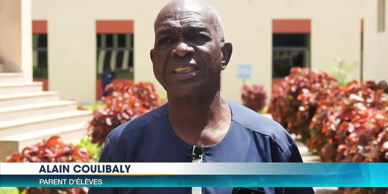 Alain Coulibaly, parent d'élèves, s'exprime devant l'université de San Pedro.
