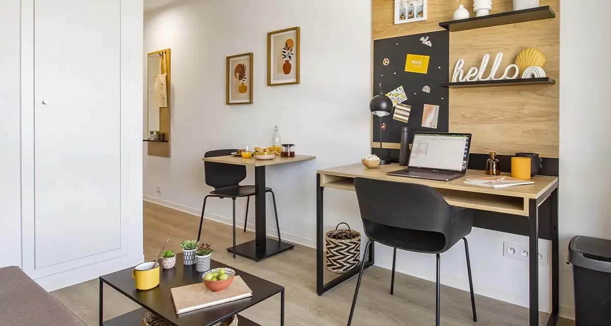 Un bureau et une table pour manger dans un studio moderne, idéal pour vivre en Nouvelle-Zélande.