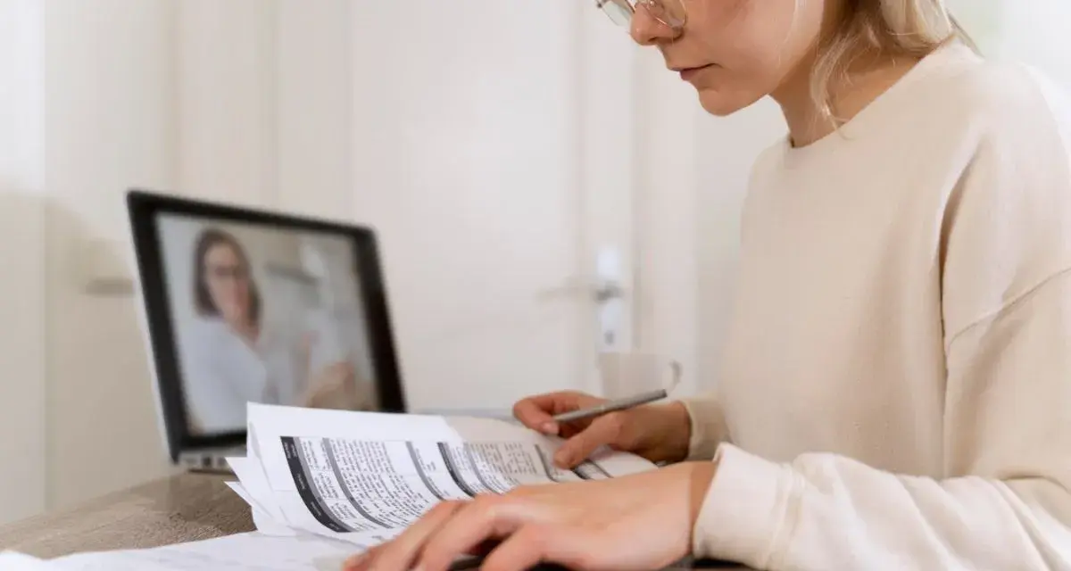 Étudiante en master de psychologie à distance, elle suit un cours en ligne.