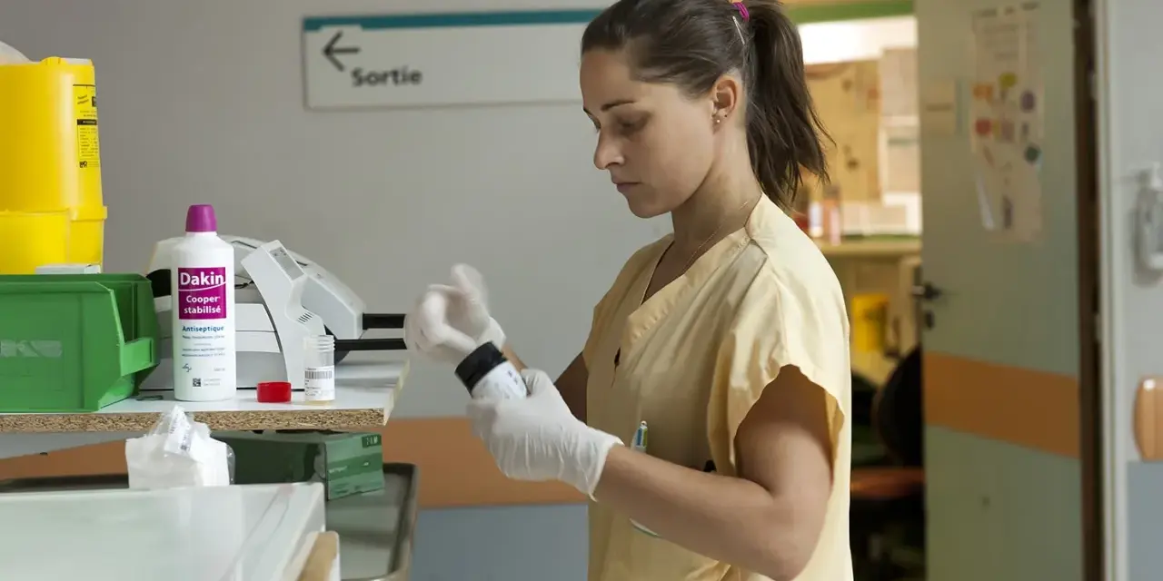 Une étudiante en soins infirmiers à l'école d'infirmière Bruxelles prépare un médicament.