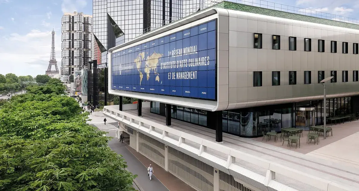 Le Cordon Bleu Paris, un institut d'arts culinaires mondial, avec la Tour Eiffel en arrière-plan.