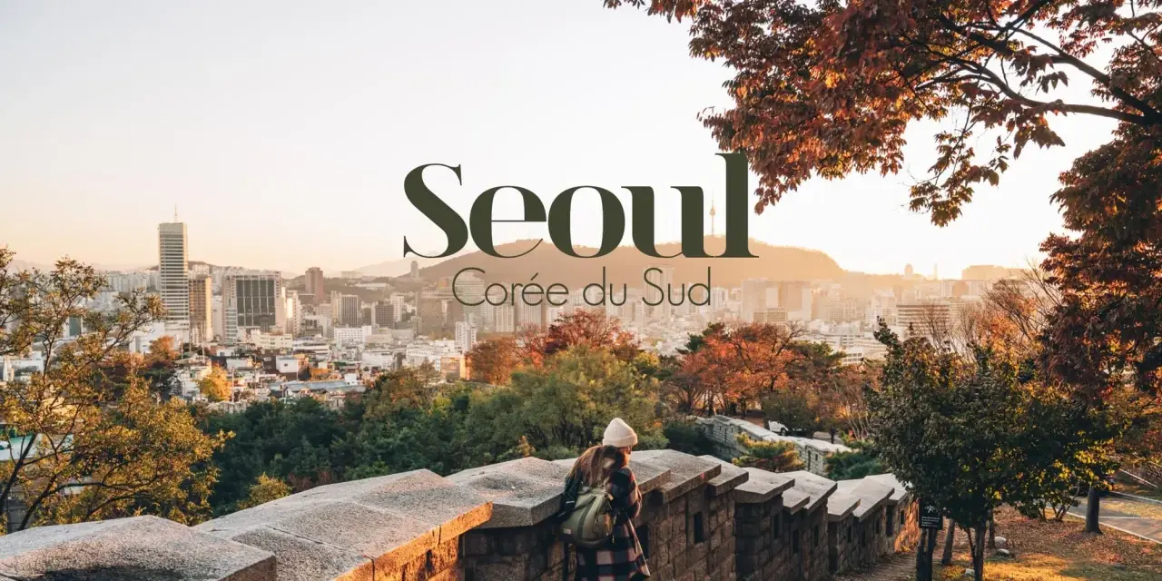Vue panoramique de Séoul, Corée du Sud, à l'automne. Une étudiante admire le paysage urbain, peut-être en route pour la Korea University Business School.