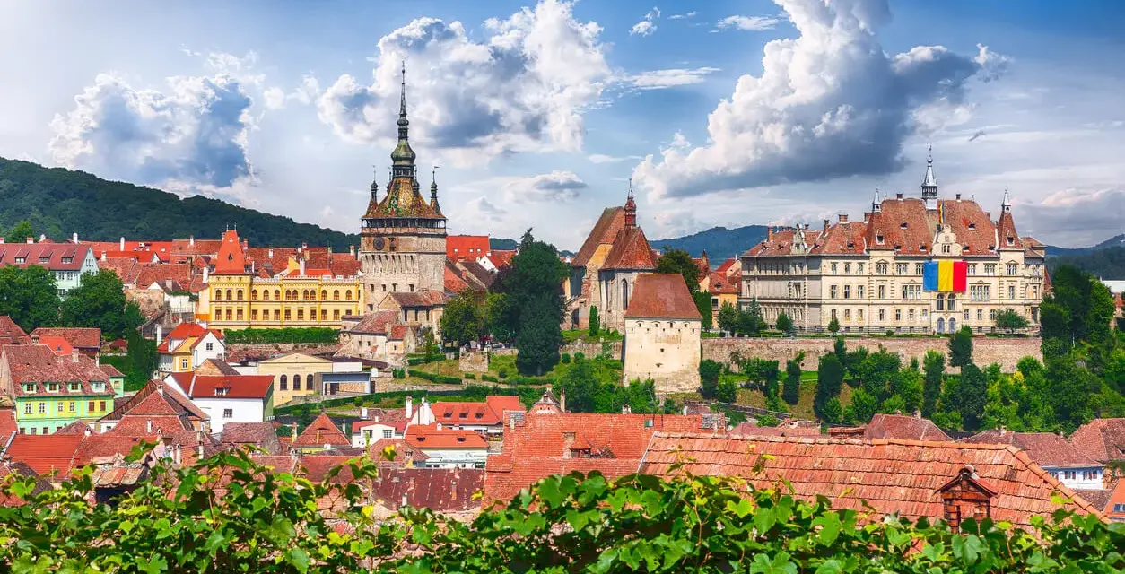 Vue panoramique de Sighisoara, Roumanie. Le coût de la vie en Roumanie est abordable, comme en témoigne cette ville historique pittoresque.