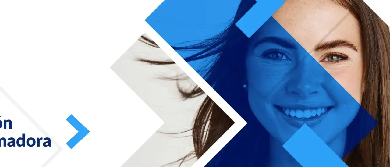 Visage souriant d'une femme, avec des formes bleues géométriques. Idéal pour un master psychologie Espagne.