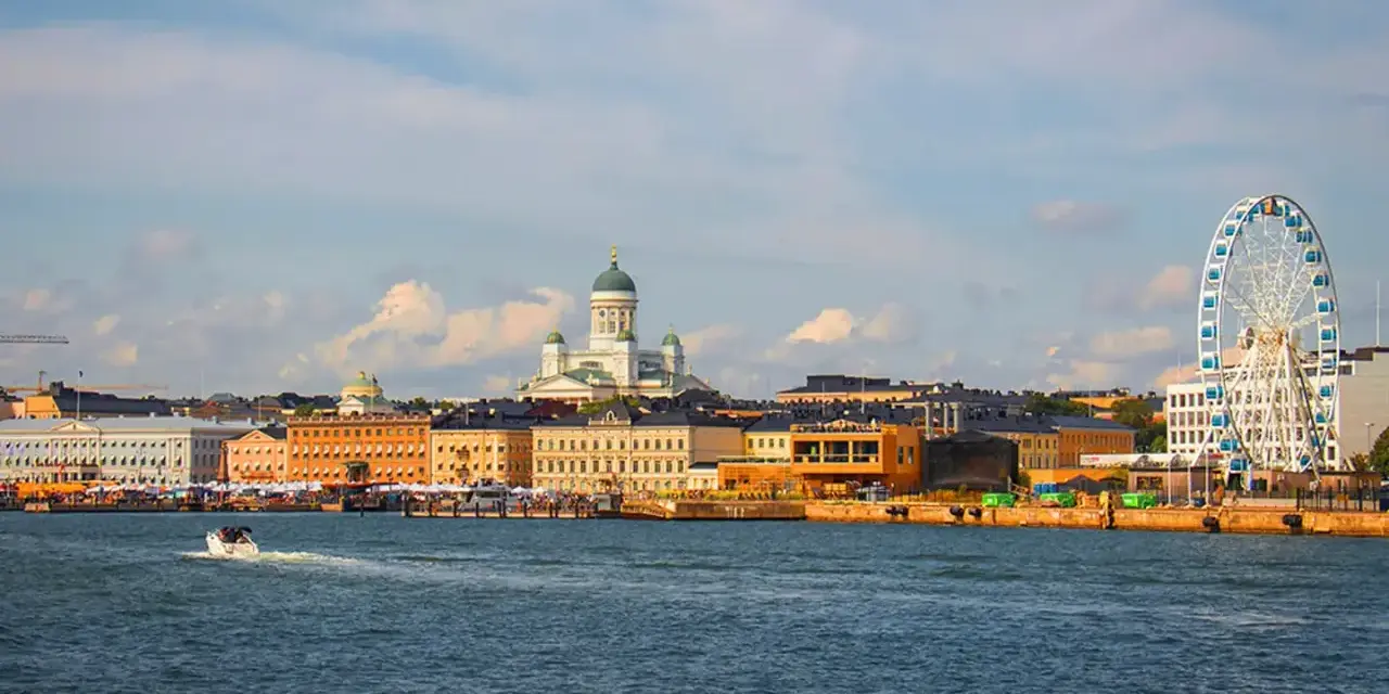 Vue d'Helsinki avec sa cathédrale et sa grande roue. Le coût de la vie en Finlande peut sembler élevé, mais la qualité de vie est exceptionnelle.